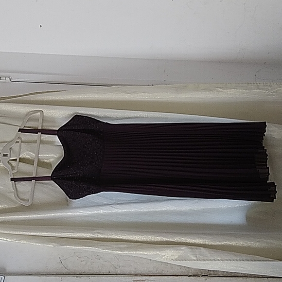 R&M Collections  Size 16. Maroon/Burgundy - Picture 2 of 10